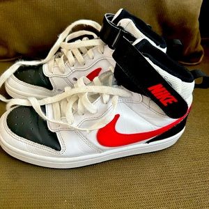 Nike court borough 2 - like new - hardly worn